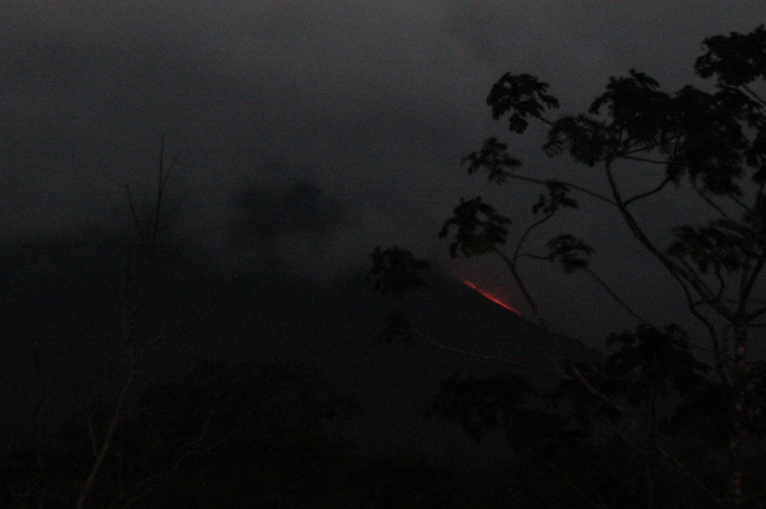 Arenal_Erupts.JPG